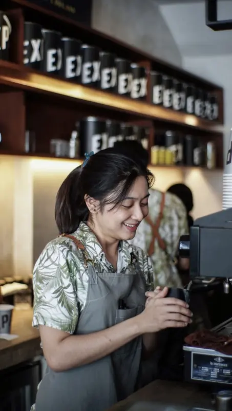 barista perempuan penyaji minuman kopi af1db3
