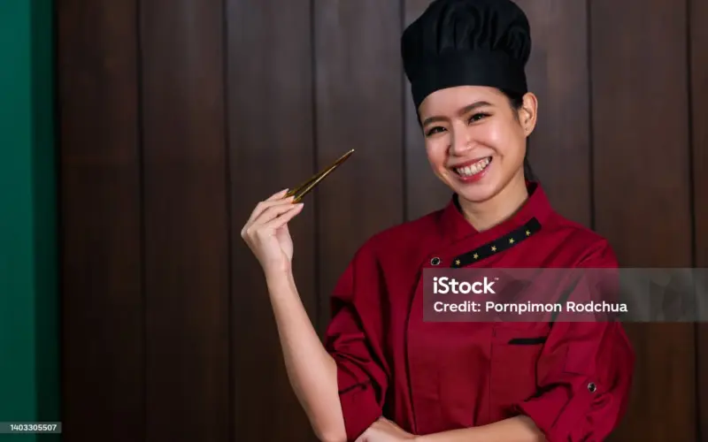 koki spesialis masakan cina di restoran e9c0ee