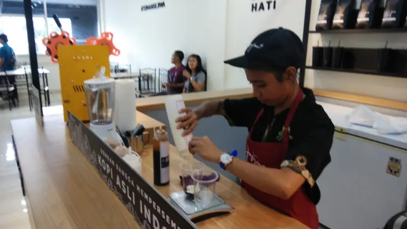 spesialis penyajian minuman kopi di kedai 7682b9