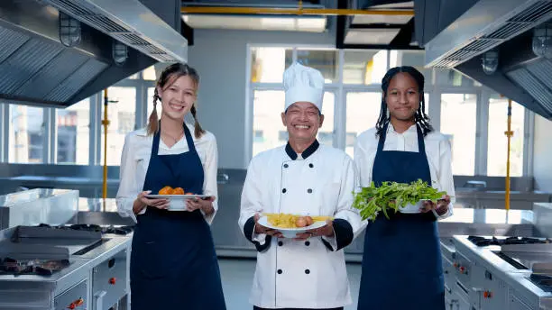 asisten koki dapur dalam persiapan makanan e2ee6e