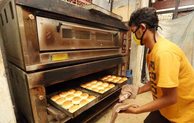 karyawan produksi roti harian 9424aa