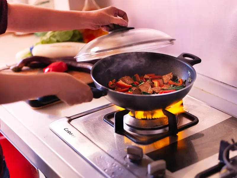 koki bagian masak panas di dapur 853d48