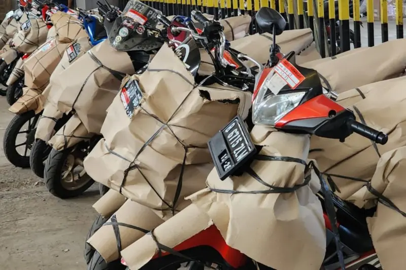 kurir pengiriman sepeda motor di kota depok d27aa1