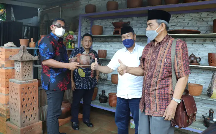 manajer pemasaran produk gerabah 217ade