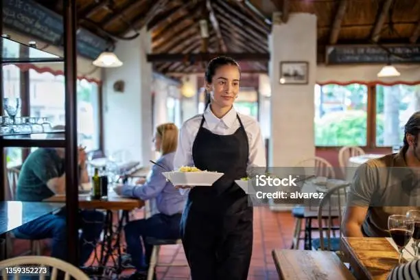 pelayan layanan makanan dan minuman di restoran 1e8941