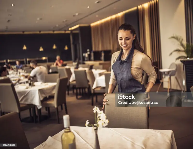 pelayan layanan makanan dan minuman di restoran d2b26c