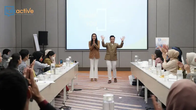 pembawa acara live dan pembuat konten 656bb6