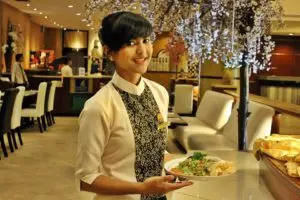 pramusaji layanan pelanggan restoran 700808