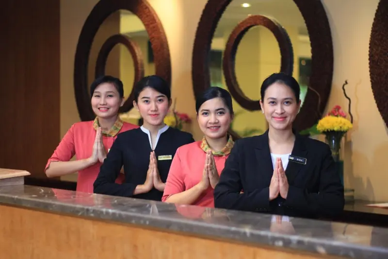 staf layanan tamu hotel resort c6831a