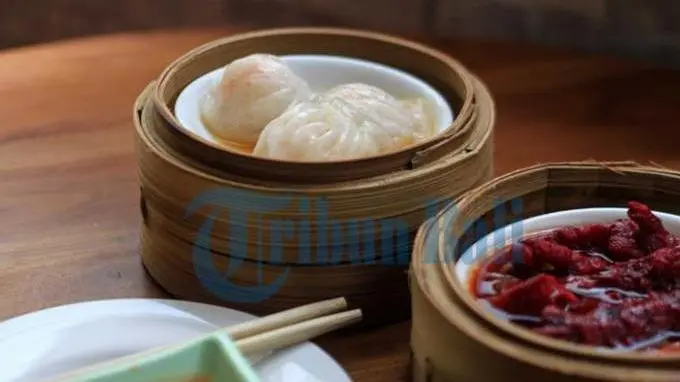 staf pelayanan dim sum kaki lima 6590fb