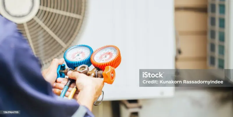 teknisi pendingin udara air conditioner profesional 3c4571